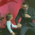 (Foto) Ćerka Slobe Vasića se popela na binu i zaigrala dok je Petar Grašo pevao, devojčica ukrala šou: "Rekla mi je: Mama, ja…