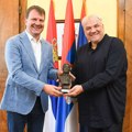 Igor Mirović uručio nagradu „Mihajlo Pupin“ operskom pevaču Željku Lučiću