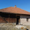 Прва приватна школа у Србији била је ова дрвена кућа: Деда краљице Драге Обреновић био је толико богат да је плаћао…