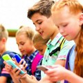 Učitelji i učenici u Hrvatskoj saglasni: Zabraniti mobilne telefone u školama