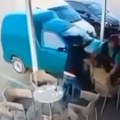 Automobil se zakucao u baštu punu ljudi: Muškarac pio kafu, nije se ni pomerio (video)