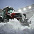 Sneg problem za fudbal? Ovako to Rusi rešavaju! Traktor na terenu pred derbi - svi lopate u ruke (foto)