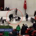 Turski poslanik prokleo Izrael pa doživeo infarkt: Neviđena drama u parlamentu, pao nakon govora, trče da mu pomognu (video)
