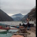 (Video): Plutajuća deponija kod Višegrada: Ovako se izvlači gomila otpada iz Drinskog jezera