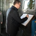 "Nikada nećemo zaboraviti hrabrost naših predaka" Vučić je položio venac na spomenik Neznanom junaku na Avali