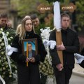 Bolne scene na Novom groblju: Ćerka Aleksandra ljubi očev grob, jedva stoji na nogama, udovica neutešna