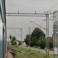 Porodice sa decom noć provele na pruzi zbog dojave o bombi: Za to vreme, tvrde – prolazili teretni vozovi, policija nije…