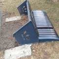 Novi vandalizam: U Sunčanom parku klupa izvaljena iz betonskog postolja