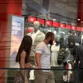Mensur Ajdarpašić sada ljubi ovu lepoticu! Uhvatili smo ga nikad zaljubljenijeg, ona ovakva šeta gradom