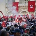 Pristalice predsednika Tunisa na ulicama grada, nazivaju opoziciju izdajnicima