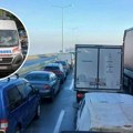 Obustavljen saobraćaj ka Borči: Od jutros se nižu udesi na Pupinovom mostu, automobil potpuno smrksan