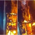 Kamera na uniformi snimila sve: Usred vatrene stihije, policajac uleteo u stan i spasao majku sa dvoje dece (video)