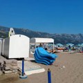(Foto) Šok na plaži u Bečićima: Zmija gmizala među dečijim igračkama