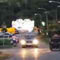 Vozač kvada divlja po vladimircima Uznemirujući snimak kruži društvenim mrežama: Građani u strahu apeluju na nadležne da…