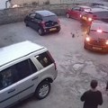 Jezivi trenetak nakon svađe oko devojke! Podivljali vozač (42) u naletu besa terencem krenuo na ljude i parkirana vozila…