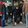 PAPARAZZO! BANE VIDAKOVIĆ JEDVA USTAO IZ INVALIDSKIH KOLICA Glumac uslikan na aerodromu, otežano se kreće ka autu, a evo sa…