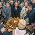 Gradonačelnik preuzeo Kumstvo: U Zrenjaninu uz lomljenje česnice i liturgiju obeležen Božić (foto)