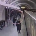 Nije mu dala da je prati kući Nasilnik izbo devojku nožem, narod ga zgrabio i predao policiji (video)