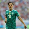 Opa, Ozil neprepoznatljiv: Da li se sprema nova karijera?