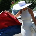 Karleuša u haljini u bojama zastave Srbije! Jelena stigla na glasanje, kolaps na ulici u Beogradu kad se ona pojavila