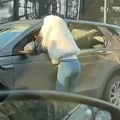 Strašna tuča devojaka usred saobraćaja u Beogradu! Jedna uvlači drugu u auto, a džip kreće (Foto)