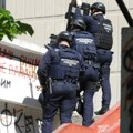 Prvi snimci sa mesta užasa u Rakovici! Policija sve opkolila: Muškarac pod punom "ratnom opremom" preti!