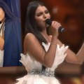 Njeno pojavljivanje je žiri uvek dočekivao s osmehom, a glasovi su padali već na prvom tonu! Azra objavljuje album, postaje…