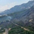 VIDEO Drama na crnogorskom primorju: Helikopter gasi požar na Luštici, bura rasplamsala vatru