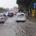 Kola se probijaju kroz poplavljene ulice! Jako nevreme već krenulo, pogledajte neverovatne scene iz Kragujevca - Zbog jake…