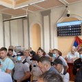 Zaječarska skupština u haosu, bačena dimna bomba