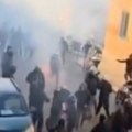 Општи хаос у Италији! Масовна туча навијача на улици, "севале" штангле и бакље