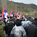 Grupa Srba sa Kosova i Metohije nastavila put pešice ka Novom Sadu, trenutno ih je više od 160 (FOTO)