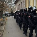 Жандармерија окружила мештане Бачког Петровца који су протестовали због доласка председника Србије (ВИДЕО)
