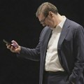 Vučić se nećka: Još nisam doneo odluku da li ću da pomilujem čoveka koji je ošamario blokadera u Novom Sadu