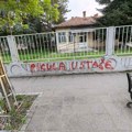 Grafiti mržnje u Lazarevcu: Uvrede osvanule i kraj mesta gde se odaje pošta stradalima u Novom Sadu