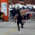 Krenuo da se raduje nekoliko metara pred cilj, pa doživeo blamažu! Hit scena iz završnice maratona! Atletičar ispustio veliku…