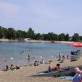(Video) Otvorena sezona kupanja na Adi: Beograđani pohrlili na svoje "more": voda topla, ležaljka 2.000 dinara, a evo i cena…