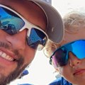 Mali Isaija je glavna zvezda plaže - ima hit frizuru i šmekerske naočare: Veljko Ražnatović ponosno pozira sa sinom na…