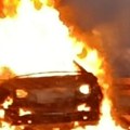 (Foto, video) Automobil se pretvorio u vatrenu loptu! Stravična scena na auto-putu kod Beograda: Trag požara širi se drumom