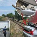 Srce da pukne od tuge kod Odžaka! Vatrogasci spasioci sekli lim da dođu do tela majke i trogodišnjeg sina