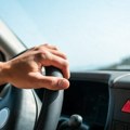 Automobil na suncu može da dostigne i 70 stepeni: Većina vozača pravi istu grešku sa klimom, a zbog nje se automobil sporo…