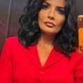 Provocira i zakopčana do grla! Zbog Mileninog selfija gore mreže, pozira u crvenom i suknji sa dubokim šlicem