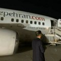 VIDEO: Delovi plafona pali na putnike tokom prinudnog sletanja Boeinga 737 u Iranu
