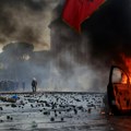 (Video) Protesti u Albaniji prerasli u žestoke sukobe! Demonstranti bacali molotovljeve koktele, plamen zahvatio dvojicu…