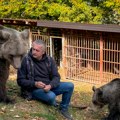 (Foto) Petar sa Ozrena spasao medvedice Mašu i Ljubicu: Žive zajedno na njegovom imanju, prijateljstvo traje godinama