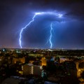 Neverovatni snimci nevremena u Beogradu: Na Banovom brdu potop, grom obasjavao grad, vetar obarao drveće