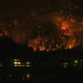Požar prilazi gradu u Kanadi, vatrogasci održavaju otvorenim jedini put za evakuaciju