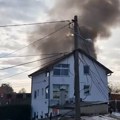 Požar u Železniku, ima mrtvih! Gori kuća, crni dim kulja iz krova, vatrogasci se bore sa vatrom (VIDEO)