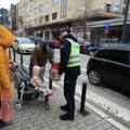 Umesto kazni - paketići: Humanitarna i edukativna akcija saobraćajaca u Kragujevcu za osmehe najmlađih (foto)