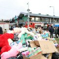 Tužna scena ispred kineskog tržnog centra: Dok vatra guta njihove lokale, vlasnici prodaju robu po znatno nižim cenama…